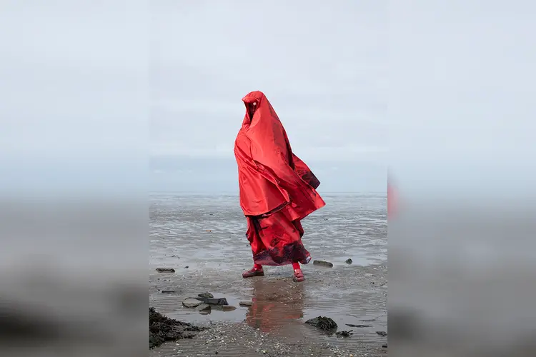 Wieringen Eiland Af, rouwdracht van toen in plastic flessen van nu