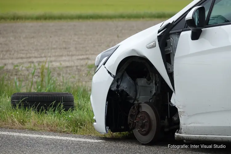 Taxi verliest voorwiel op N249