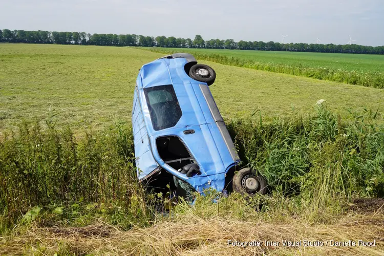 Voertuig crasht op A7 bij Middenmeer, twee gewonden