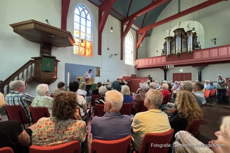 Wethouder Maarten Versluis opent de zomerexpositie van de Nederlandse Vereniging van Zeeschilders