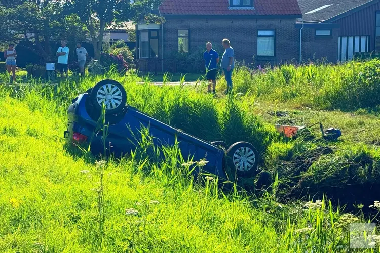 Auto belandt op kop in de sloot in Breezand