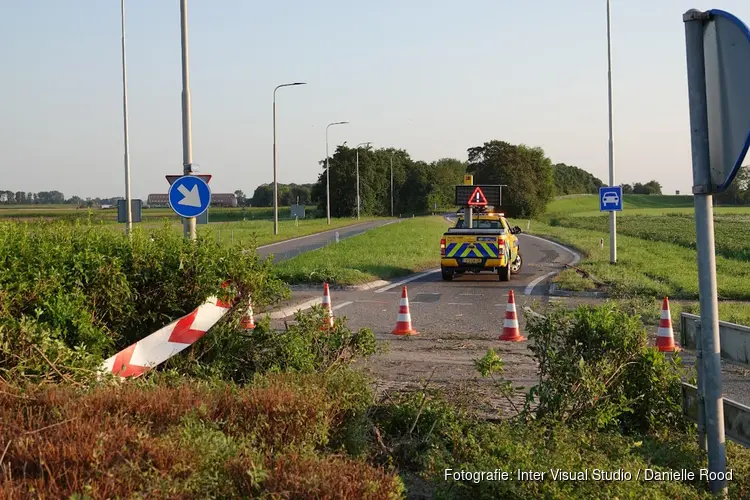 Automobilist neemt letterlijk de rotonde (Middenmeer)