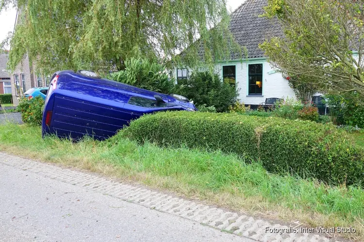 Auto in voortuin gecrasht in Wieringerwaard