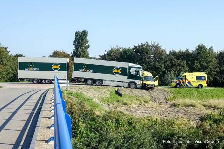 Ongeval op N240 in Slootdorp: taxibusje aangereden