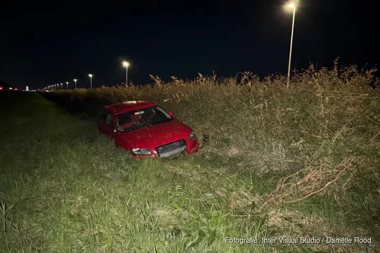 Auto vliegt uit de bocht in Middenmeer