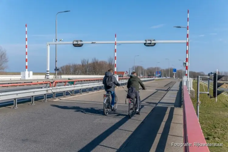 Hinder voor wegverkeer en scheepvaart door werkzaamheden aan Kooybrug