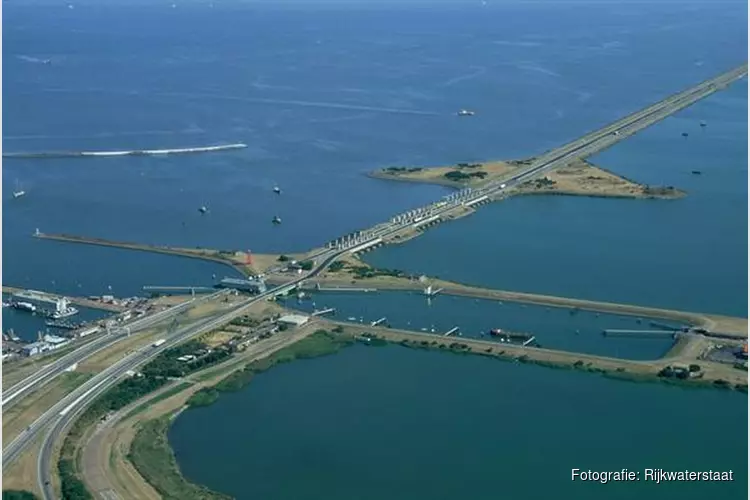 Noord-Holland niet bereikbaar via Afsluitdijk: A7 dicht door storing draaibrug