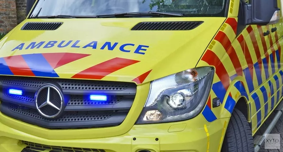 Auto belandt in sloot: twee inzittenden naar ziekenhuis